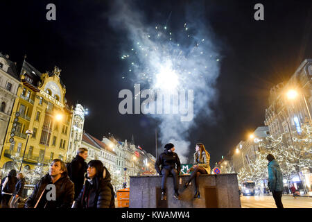 Prag, Tschechische Republik. 31 Dez, 2017. Den Silvesterfeiern waren auf dem Wenzelsplatz in Prag, Tschechische Republik, am 31. Dezember 2017 statt. Quelle: Vit Simanek/CTK Photo/Alamy leben Nachrichten Stockfoto