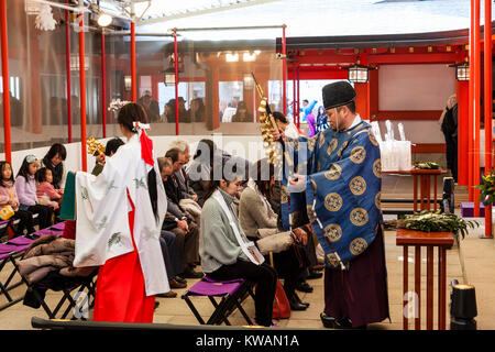 Shinto Priester segnet eine Gruppe von Sanja Festival-Teilnehmer in einer religiösen Zeremonie ...