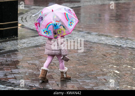 Preston, Lancashire, UK. UK Wetter. 2. Januar 2017. Starker Regen in der Stadt mit den regnerischen Wetter über die Retail District. Sintflutartige Regengüsse machen es schwierig für Käufer, die Kampf mit den starken Windböen blustery und windigen Bedingungen. Die Prognose ist für die Fortsetzung der persistente und oft schwere Regen langsam nach Osten verschieben mit starken Winden. Kredit; MediaWorldImages/AlamyLiveNews Stockfoto