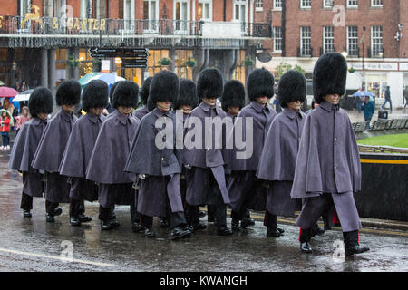 Windsor, Großbritannien. 2 Jan, 2018. Nijmegen Unternehmen der Grenadier Guards Änderungen der im Sturm Eleanor Regen auf Schloss Windsor. Credit: Mark Kerrison/Alamy leben Nachrichten Stockfoto