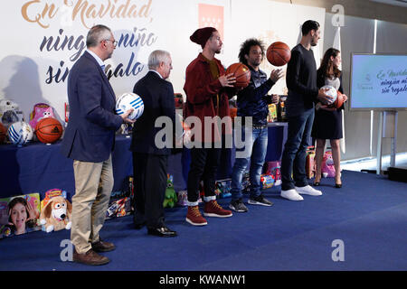 Real Madrid Spieler Sergio Ramos, Marcelo und Gustavo Ayon während einer Weihnachten handeln mit Kindern un-Madrid, am Dienstag, den 2. Januar 2018 Kredite: Gtres Información más Comuniación auf Linie, S.L./Alamy leben Nachrichten Stockfoto