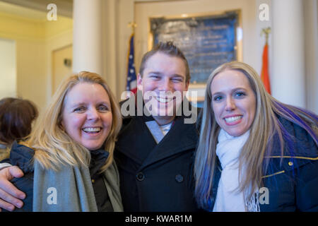 Mineola, New York, USA. Januar 1, 2018. L-R, Nassau County Gesetzgeber DEBRA MAULTIER, 55, (Freeport - 5. Bezirk - Demokrat), Nassau County Gesetzgeber JOSUA LAFAZAN, 23, (Syosset - 18. Bezirk-unabhängig), und SUE MOLLER, 39, von Merrick, Theodore Roosevelt Executive and Legislative Building nach dem Besuch im Freien Vereidigung von Laura Curran als Nassau County Executive. Die beiden ersten Begriffe Gesetzgeber, Lafazan ist eine eingetragene Unabhängig und Nassau County jüngste überhaupt Gesetzgeber und Mule hat Curran's ehemalige gesetzgebende Sitz. Moller war der demokratische Kandidat für den Rat der Stadt Hempstrad. Stockfoto