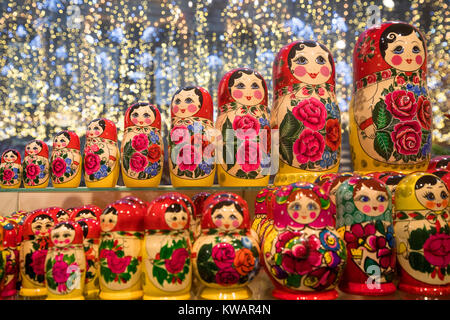 Moskau, Russland. 2 Jan, 2018. Russische Puppen Matrjoschka in einem Souvenirshop vor dem Hintergrund der festlichen Beleuchtung der Stadt Moskau, Russland Credit: Nikolay Winokurow/Alamy leben Nachrichten Stockfoto