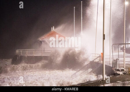 Aberystwyth Wales UK, Dienstag, 02. Januar 2018 UK Wetter: Sturm Eleanor, die fünfte benannte Sturm des Winters, hits Aberystwyth Wales, mit westliche Winde mit Böen bis zu 80 mph, riesige Wellen gegen das Meer Verteidigung bei Flut nur nach 8 Uhr in der Nacht auf Dienstag Gelb Warnungen für Wind und Überschwemmungen haben durch die Met Office ausgestellt wurde für die ganze von England und Wales, mit der Gefahr von Sach- und BU-Schäden größten am westlichen Ufer des Landes Foto: Keith Morris/Alamy leben Nachrichten Stockfoto