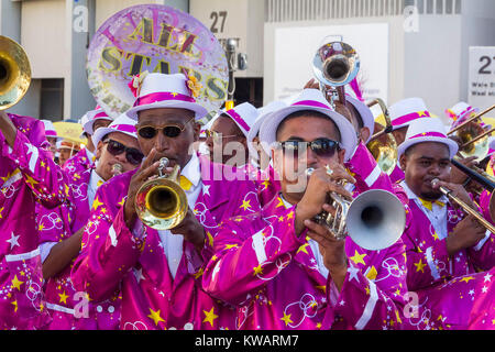 Kapstadt, Südafrika. 2 Jan, 2018. Spielleute spielen die Posaunen während der spielmann Parade in Kapstadt, Südafrika, Jan. 2, 2018. Die jährlichen Minstrel Parade fand in Kapstadt am Dienstag statt und bringt das Neue Jahr Feiern zu einem Höhepunkt. Credit: Werner Herboth/Xinhua/Alamy leben Nachrichten Stockfoto