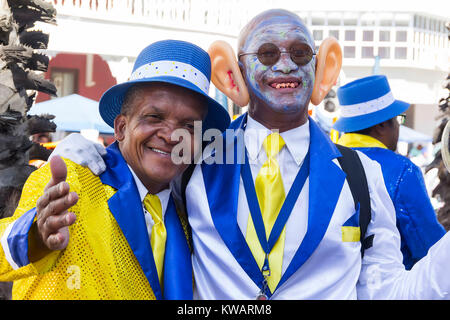 Kapstadt, Südafrika. 2 Jan, 2018. Minstrels posieren für Fotos, die während der Minstrel Parade in Kapstadt, Südafrika, Jan. 2, 2018. Die jährlichen Minstrel Parade fand in Kapstadt am Dienstag statt und bringt das Neue Jahr Feiern zu einem Höhepunkt. Credit: Werner Herboth/Xinhua/Alamy leben Nachrichten Stockfoto