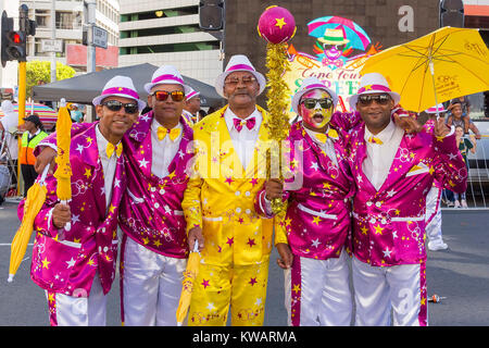 Kapstadt, Südafrika. 2 Jan, 2018. Minstrels posieren für Fotos, die während der Minstrel Parade in Kapstadt, Südafrika, Jan. 2, 2018. Die jährlichen Minstrel Parade fand in Kapstadt am Dienstag statt und bringt das Neue Jahr Feiern zu einem Höhepunkt. Credit: Werner Herboth/Xinhua/Alamy leben Nachrichten Stockfoto