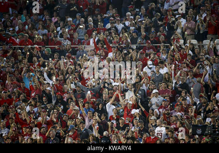 Los Angeles, Kalifornien, USA. 1 Jan, 2018. Fußball-Fans während der 104 Rose Bowl Spiel zwischen Oklahoma Sooners und Georgia Bulldogs am Montag, den 1. Januar 2018 in Pasadena, Kalifornien. Credit: Ringo Chiu/ZUMA Draht/Alamy leben Nachrichten Stockfoto