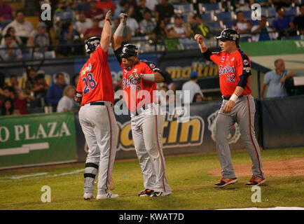 Valencia, Carabobo. 2 Jan, 2018. Januar 2, 2018. Caribes de Anzoategui Spieler feiert die run Im ersten Spiel der professionellen Baseball Endspiel von Venezuela, anzoategui zwischen Caribes de und Navegantes del Magallanes, Jose Bernardo Perez Stadion in der Stadt Valencia, Carabobo stand gehalten. Venezuela. Foto: Juan Carlos Hernandez Credit: Juan Carlos Hernandez/ZUMA Draht/Alamy leben Nachrichten Stockfoto