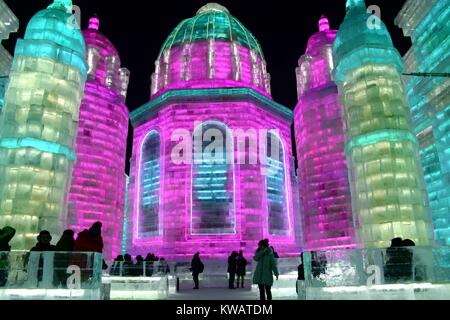 Harbin, Harbin, China. 2 Jan, 2018. (Redaktionelle Verwendung. CHINA). Touristen genießen Sie spektakuläre Eis und Schnee Skulpturen in der Harbin Eis und Schnee World Park im Nordosten der chinesischen Provinz Heilongjiang, Januar 2nd, 2017. Credit: SIPA Asien/ZUMA Draht/Alamy leben Nachrichten Stockfoto