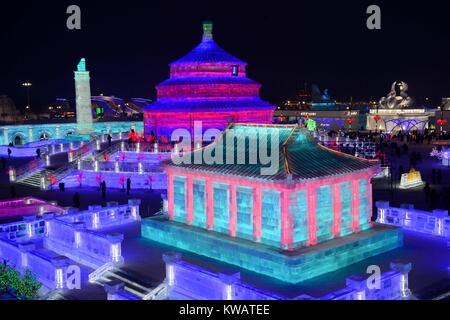 Harbin, Harbin, China. 2 Jan, 2018. (Redaktionelle Verwendung. CHINA). Touristen genießen Sie spektakuläre Eis und Schnee Skulpturen in der Harbin Eis und Schnee World Park im Nordosten der chinesischen Provinz Heilongjiang, Januar 2nd, 2017. Credit: SIPA Asien/ZUMA Draht/Alamy leben Nachrichten Stockfoto