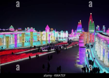 Harbin, Harbin, China. 2 Jan, 2018. (Redaktionelle Verwendung. CHINA). Touristen genießen Sie spektakuläre Eis und Schnee Skulpturen in der Harbin Eis und Schnee World Park im Nordosten der chinesischen Provinz Heilongjiang, Januar 2nd, 2017. Credit: SIPA Asien/ZUMA Draht/Alamy leben Nachrichten Stockfoto