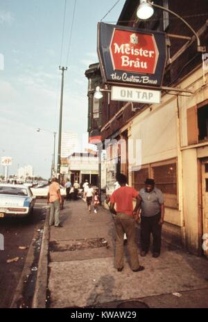 Street Scene an der 47. Straße in South Side von Chicago, Illinois, wo viele schwarze Geschäft Inhaber, Juni, 1973. Bild mit freundlicher Genehmigung von John White/US National Archives. Mit freundlicher Genehmigung der nationalen Archive. Stockfoto