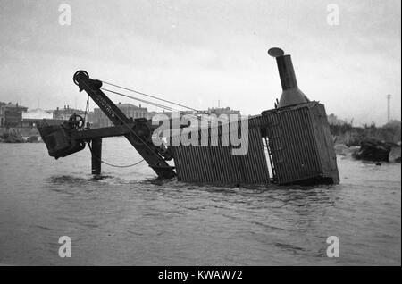 Dampfbetriebene Bagger in der Grey River, Greymouth, Westland, Neuseeland untergetaucht, vermutlich 1930er Jahre Stockfoto