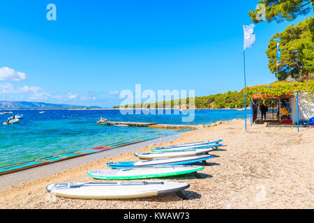 BOL, Insel Brac - 13.September 2017: Windsurfing boards Festlegung am berühmten Strand Zlatni Rat in Bol, Insel Brac, Kroatien. Stockfoto