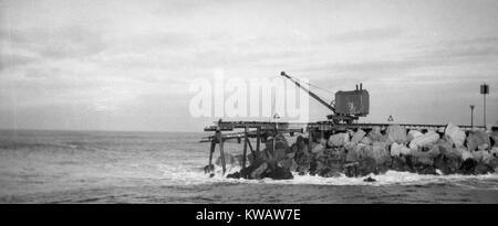 Dampfbetriebene Bagger arbeiten an der tiphead an der Mündung des Grey River, Greymouth, Westland, Neuseeland, vermutlich 1930er Jahre Stockfoto