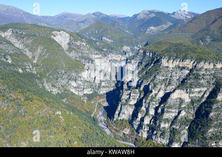 LUFTAUFNAHME. Untere Schluchten du Cians im Herbst. Touët-sur-Var, Hinterland der französischen Riviera, Alpes-Maritimes, Frankreich. Stockfoto