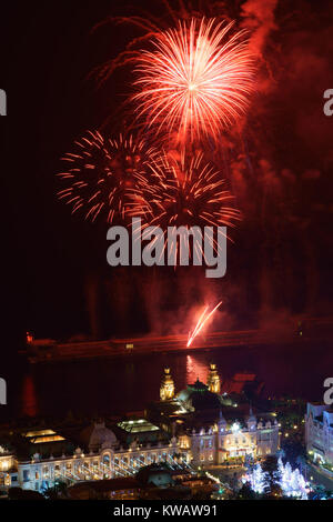 Feuerwerk über dem Casino von Monte-Carlo zur Feier des neuen Jahres (2018). Bezirk Monte-Carlo, Fürstentum Monaco. Stockfoto