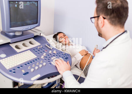 Gerne Mitte der erwachsenen weiblichen Patienten durch abdomen Ultraschall an der Klinik Stockfoto