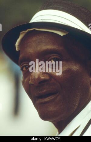 Ein reifer Mann in einen Hut bietet einem zahnlosen Grinsen in Washington Park in der South Side von Chicago, Illinois, 1973. Mit freundlicher Genehmigung der nationalen Archive. Stockfoto