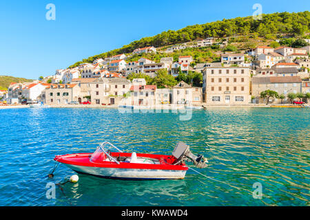 Kleine rote Motorboot Verankerung im schönen Hafen von Bol, Insel Brac, Kroatien Stockfoto