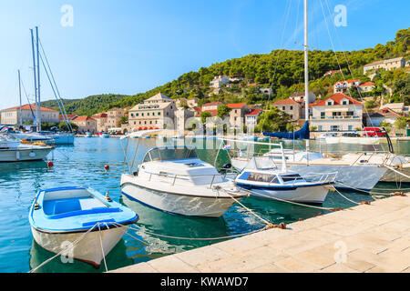 Angeln und Segeln Boote im schönen Hafen von Bol, Insel Brac, Kroatien Stockfoto