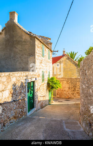 Typische Steinhaus auf kleine Straße in der Altstadt von Bol, Insel Brac, Kroatien Stockfoto