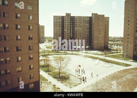 Jungen spielen am Nachmittag pickup Basketball auf dem Hof Stateway Gärten Hochhaus in der South Side von Chicago, Illinois, 1973. Mit freundlicher Genehmigung der nationalen Archive. Stockfoto
