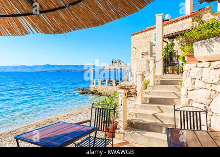 Kleine Küstenstraße Restaurant am Strand in Bol, Insel Brac, Kroatien Stockfoto