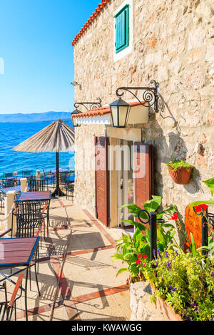 Kleine Küstenstraße Restaurant am Strand in Bol, Insel Brac, Kroatien Stockfoto