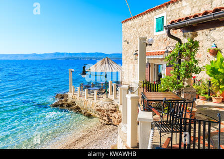 Kleine Küstenstraße Restaurant am Strand in Bol, Insel Brac, Kroatien Stockfoto