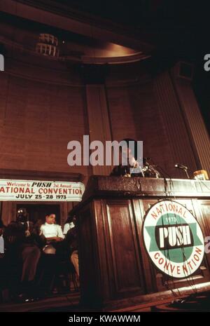 Reverend Jesse Jackson spricht über eine Radiosendung vom Hauptquartier des Operation Push in Chicago, Illinois während der jährlichen Versammlung der Organisation, Juli, 1973. Mit freundlicher Genehmigung der nationalen Archive. Stockfoto