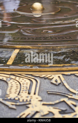 "GuangZhou" in Buchstaben geschrieben - Details der Brunnen in der Altstadt von Guangzhou Menschen Park (Ren Min Gong Yuan, oder 'Guangzhou Nr. 1 Park'), Kanton, China Stockfoto