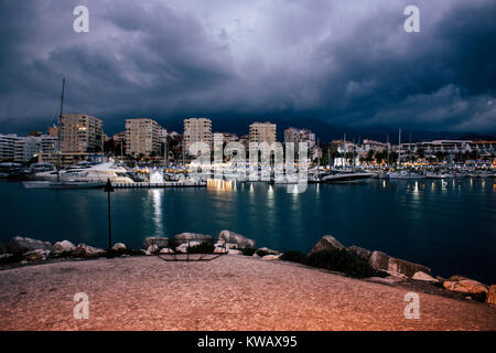 Estepona. Ansicht der Stadt von Estepona. Port. Provinz Malaga, Andalusien, Spanien. Bild aufgenommen - 25. Dezember 2017. Stockfoto