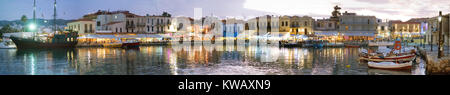 Abend mit Boote und Restaurants auf den Venezianischen Hafen, Rethymno, Rethimnon, Panorama, Kreta, Griechenland, Europa, Rethymno, Kreta, Griechenland, Europa, GRC, Stockfoto