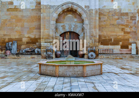 Brunnen und Tür, Innenhof, Sarihan Karawanserei, Avanos, Kappadokien, Türkei Stockfoto