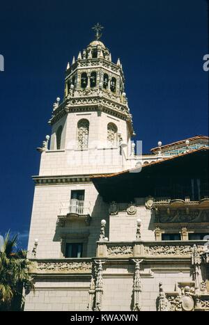 Ein Turm erhebt sich aus der kunstvoll gestaltete Äußere der Eingang zum Hearst Castle, San Simeon, Kalifornien, 1960. Stockfoto