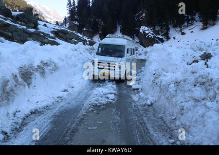 Indien. 01 Jan, 2018. Ein Fahrzeug, das durch eine Straße nach Schneefall in Pahalgam, der berühmten Ferienort im Süden von Kaschmir Bezirk Anantnag. 100 Km südlich von Srinagar. Die nächtlichen Temperaturen in Pahalgam Gestern tauchte auf minus 5 Grad Celsius. Das berühmte Touristen Resort Datensätze starker Schneefall im Winter und der Main fließt - Die verdeckler Fluss-freeze Aufgrund der Temperaturen unter Null. Die Regierung hatte die Pläne, Touristen in den Wintern zu Pahalgam gewinnen durch den Bau einer Schlittschuhlaufen und Skifahren im Bereich Kredit: Umer Asif/Pacific Press/Alamy leben Nachrichten Stockfoto