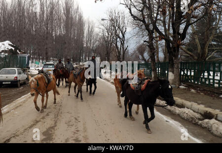 Indien. 31 Dez, 2017. Ein Pferd Reiter Fahrzeug durch eine Straße nach Schneefall in Pahalgam, der berühmten Ferienort im Süden von Kaschmir Bezirk Anantnag. 100 Km südlich von Srinagar. Die nächtlichen Temperaturen in Pahalgam Gestern tauchte auf minus 5 Grad Celsius. Das berühmte Touristen Resort Datensätze starker Schneefall im Winter und der Main fließt - Die verdeckler Fluss-freeze Aufgrund der Temperaturen unter Null. Die Regierung hatte die Pläne, Touristen in den Wintern zu Pahalgam gewinnen durch den Bau einer Schlittschuhlaufen und Skifahren im Bereich Kredit: Umer Asif/Pacific Press/Alamy leben Nachrichten Stockfoto