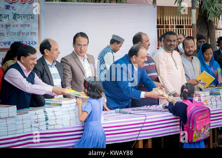 Dhaka, Bangladesch. 01 Jan, 2018. Lehrbuch Verteilung Festival. Credit: Tahir Hasan/Pacific Press/Alamy leben Nachrichten Stockfoto