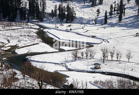 Indien. 01 Jan, 2018. Ein Blick auf die schneebedeckten berühmten touristischen Bestimmungsort Pahalgam. Das berühmte Touristen Resort im Süden von Kaschmir Bezirk Anantnag. 100 Km südlich von Srinagar. Die nächtlichen Temperaturen in Pahalgam Gestern tauchte auf minus 5 Grad Celsius. Das berühmte Touristen Resort Datensätze starker Schneefall im Winter und der Main fließt - Die verdeckler Fluss-freeze Aufgrund der Temperaturen unter Null. Die Regierung hatte die Pläne, Touristen in den Wintern zu Pahalgam gewinnen durch den Bau einer Schlittschuhlaufen und Skifahren im Bereich Kredit: Umer Asif/Pacific Press/Alamy leben Nachrichten Stockfoto