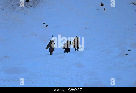 Indien. 01 Jan, 2018. Kaschmir Männer zieht einen Schlitten durch den Schnee in Pahalgam, der berühmten Ferienort im Süden von Kaschmir Bezirk Anantnag. 100 Km südlich von Srinagar. Die nächtlichen Temperaturen in Pahalgam Gestern tauchte auf minus 5 Grad Celsius. Das berühmte Touristen Resort Datensätze starker Schneefall im Winter und der Main fließt - Die verdeckler Fluss-freeze Aufgrund der Temperaturen unter Null. Die Regierung hatte die Pläne, Touristen in den Wintern zu Pahalgam gewinnen durch den Bau einer Schlittschuhlaufen und Skifahren im Bereich Kredit: Umer Asif/Pacific Press/Alamy leben Nachrichten Stockfoto