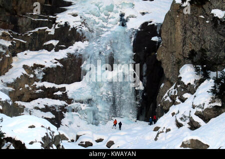 Indien. 01 Jan, 2018. Eine Gruppe von Alpinisten zu Fuß vorbei an der riesigen Eiszapfen an Pahalgam in Anantnag, südlich von Srinagar. Die nächtlichen Temperaturen in Pahalgam Gestern tauchte auf minus 5 Grad Celsius. Das berühmte Touristen Resort Datensätze starker Schneefall im Winter und der Main fließt - Die verdeckler Fluss-freeze Aufgrund der Temperaturen unter Null. Die Regierung hatte die Pläne, Touristen in den Wintern zu Pahalgam gewinnen durch den Bau einer Schlittschuhlaufen und Skifahren in der Umgebung. Credit: Umer Asif/Pacific Press/Alamy leben Nachrichten Stockfoto