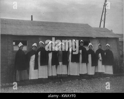 Rote Kreuz Krankenschwestern aufgereiht für ein Gruppenfoto außerhalb des United States Army Camp Krankenhaus Nummer 1 in Gondrecourt, Frankreich, 1953. Mit freundlicher Genehmigung der nationalen Bibliothek für Medizin. Stockfoto