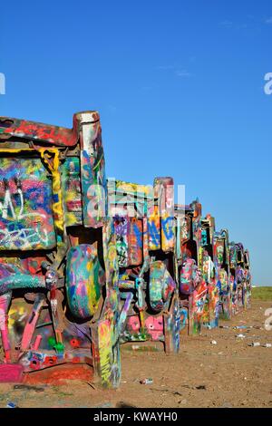 Amarillo, Texas - 21. Juli 2017: Cadillac Ranch in Amarillo. Cadillac Ranch ist eine Kunst im öffentlichen Raum Installation von alten Autowracks und eine beliebte Sehenswürdigkeit auf Stockfoto