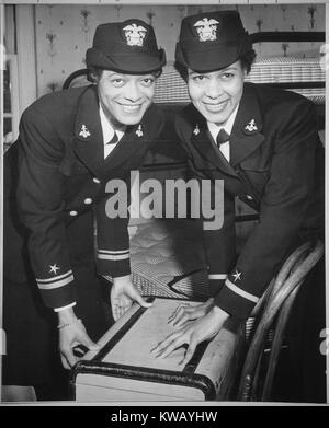 Die Mitglieder des letzten Abschlussklasse am Naval Reserve die Midshipmen Schule das Tragen von Uniformen in Northampton, Massachusetts, 21. Dezember 1944. Mit freundlicher Genehmigung der nationalen Archive. Stockfoto