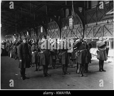 Band der tapfere und heldenhafte Afrikanische amerikanische Soldaten des 814Th Infanterie der Rückkehr aus Frankreich an Bord der Transport Keltische, mit Leutnant Maxom und Truppen stehen in Uniform und in Reihen, einige Soldaten Hörner und Trompeten, United States, 1917. Mit freundlicher Genehmigung der nationalen Archive. Stockfoto