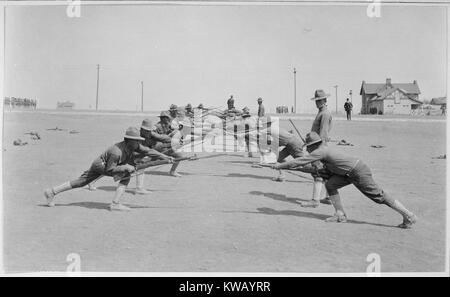 US-Militär Rekruten Verbiegen beim Üben ein Bajonett Routine im Camp Bowie, Forth Worth, Texas, USA, 1918. Mit freundlicher Genehmigung der nationalen Archive. Stockfoto