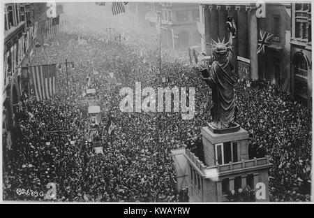 Tausende Bürger sammeln und März die Ankündigung des Ersten Weltkriegs Waffenstillstand am 11. November 1918 zu feiern, überschwemmt die Straßen rund um die Nachbildung der Freiheitsstatue in Philadelphia, Pennsylvania, 1918. Mit freundlicher Genehmigung der nationalen Archive. Stockfoto