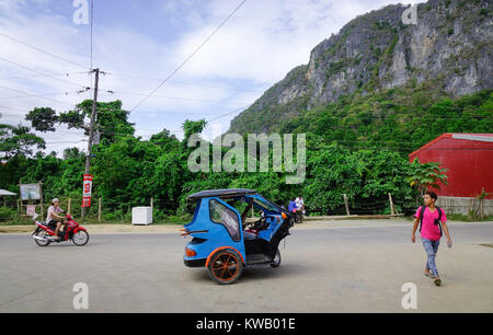 El Nido, Philippinen - Apr 4, 2017. Menschen und Fahrzeuge auf der Straße in El Nido Stadt, Philippinen. El Nido ist für seine Sandstrände, Korallenriffe bekannt, ein Stockfoto